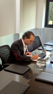 Eduardo Serio Sucar firmando un documento