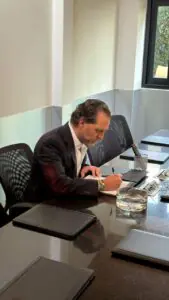 Eduardo Serio Sucar firmando un documento
