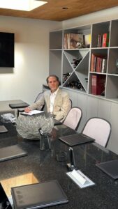 Eduardo serio sucar en su oficina 2026